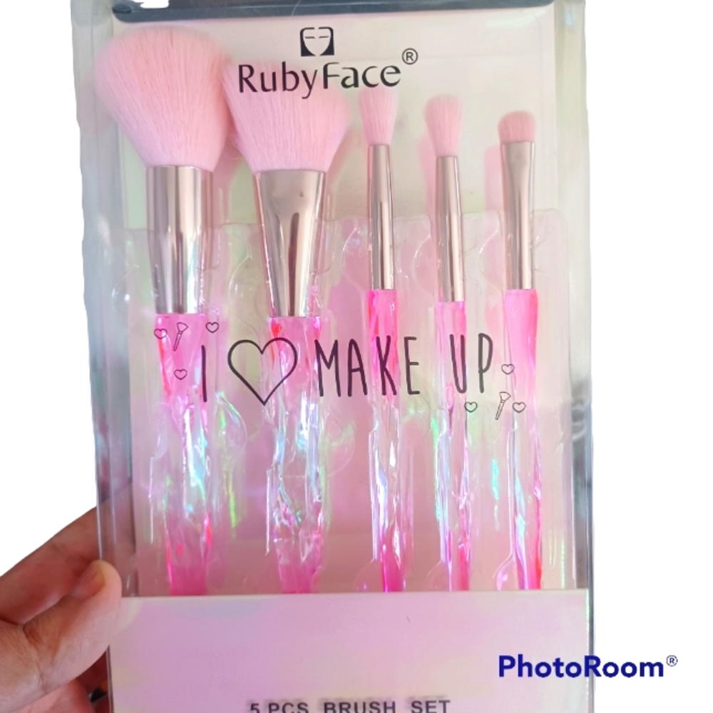 Makeup brushes